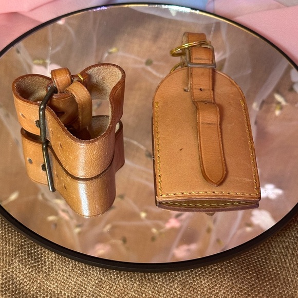 LV Luggage Tag and Poignet EUC - Picture 6 of 13